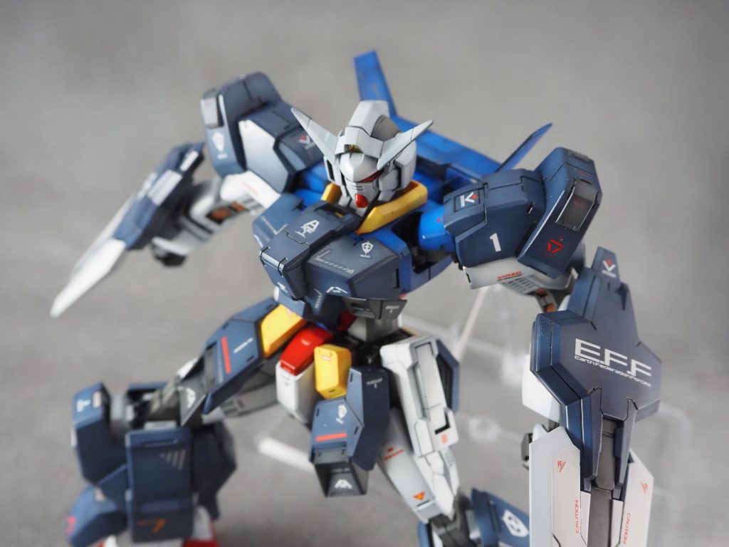 肩部装甲はミサイル発射装置を備えており、展開する事も可能です。弾頭は外せませんがモールドを塗り分けています