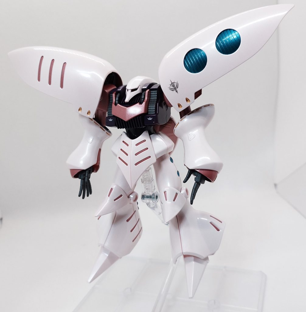 腕の合わせ目消しの後に全塗装仕上げです。メインのホワイトはピンクサフ→ホワイト→パール→光沢トップコートの4層構成です。差し色のゴールドは筆塗りで行いました。デカールは控えめに貼っています。光沢部、つや消し部がそれぞれある為、部品単品でトップコートまで行い、最後に組み立てを行いました。完成時は1/144とは思えないボリュームで満足感の高い一体でした。