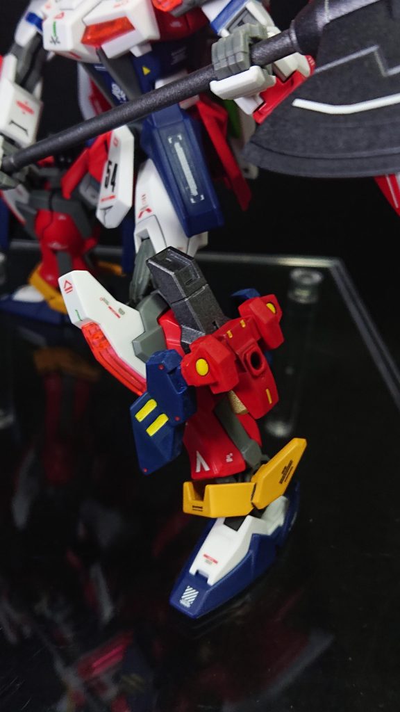 脚部の追加アーマーはスラスターも兼用しています差し色の黄色も良い感じですし結構気に入っている部分でもあります初期案である防御特化の名残でもあるのですが、どうやったら防御特化に見えるのか難しいテーマでした💦