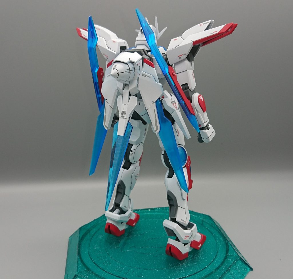 主にビルドバーニングをメインにしながら武装類はトランジェントのものを使用、カラーリングはトランジェントの白をメインにしながら細部を赤色としています。バックパックはトランジェントのようにY字にしたかったのですが、肘のブレードと干渉するので断念しました。