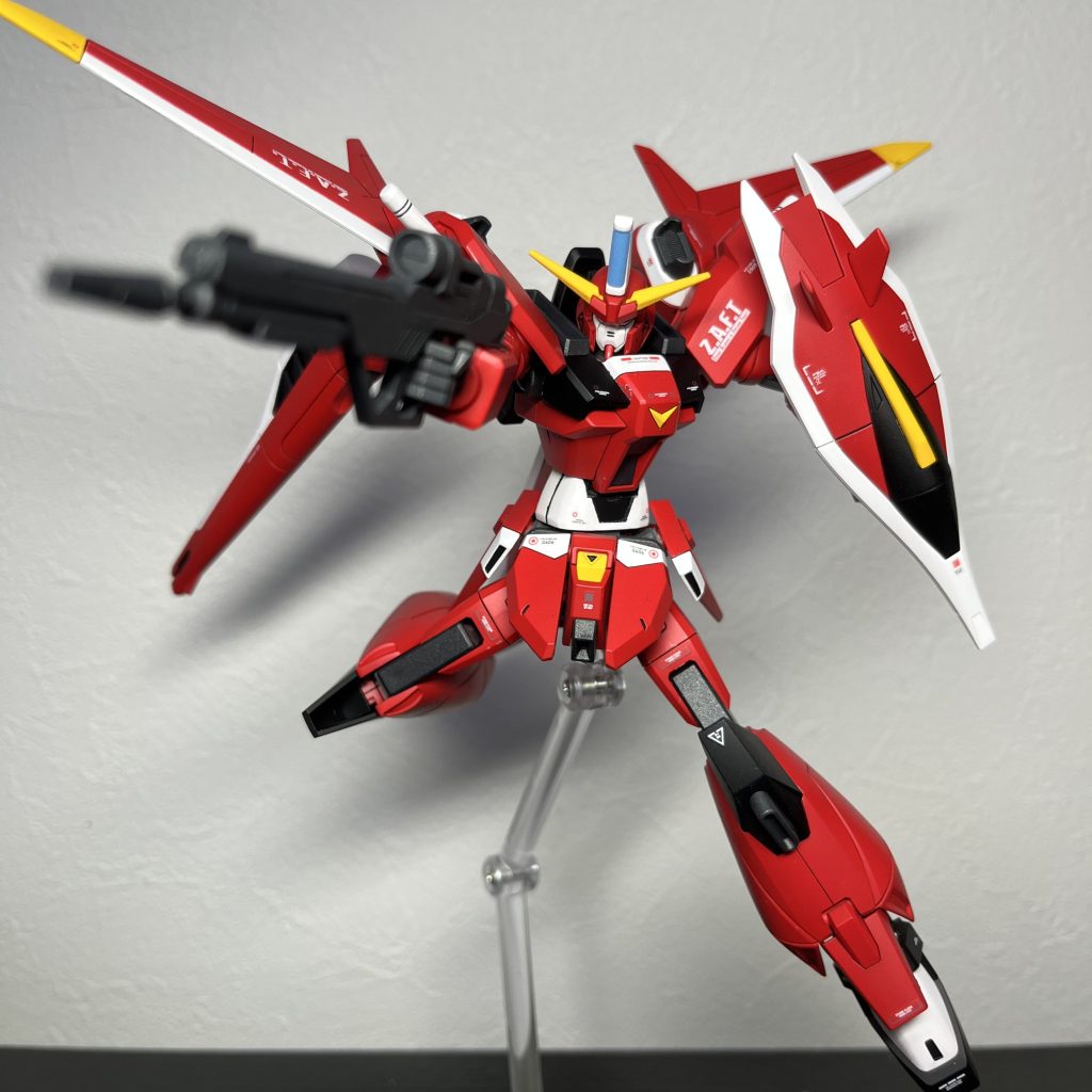 肩が跳ね上がるとSEEDらしいポージングが決まります！