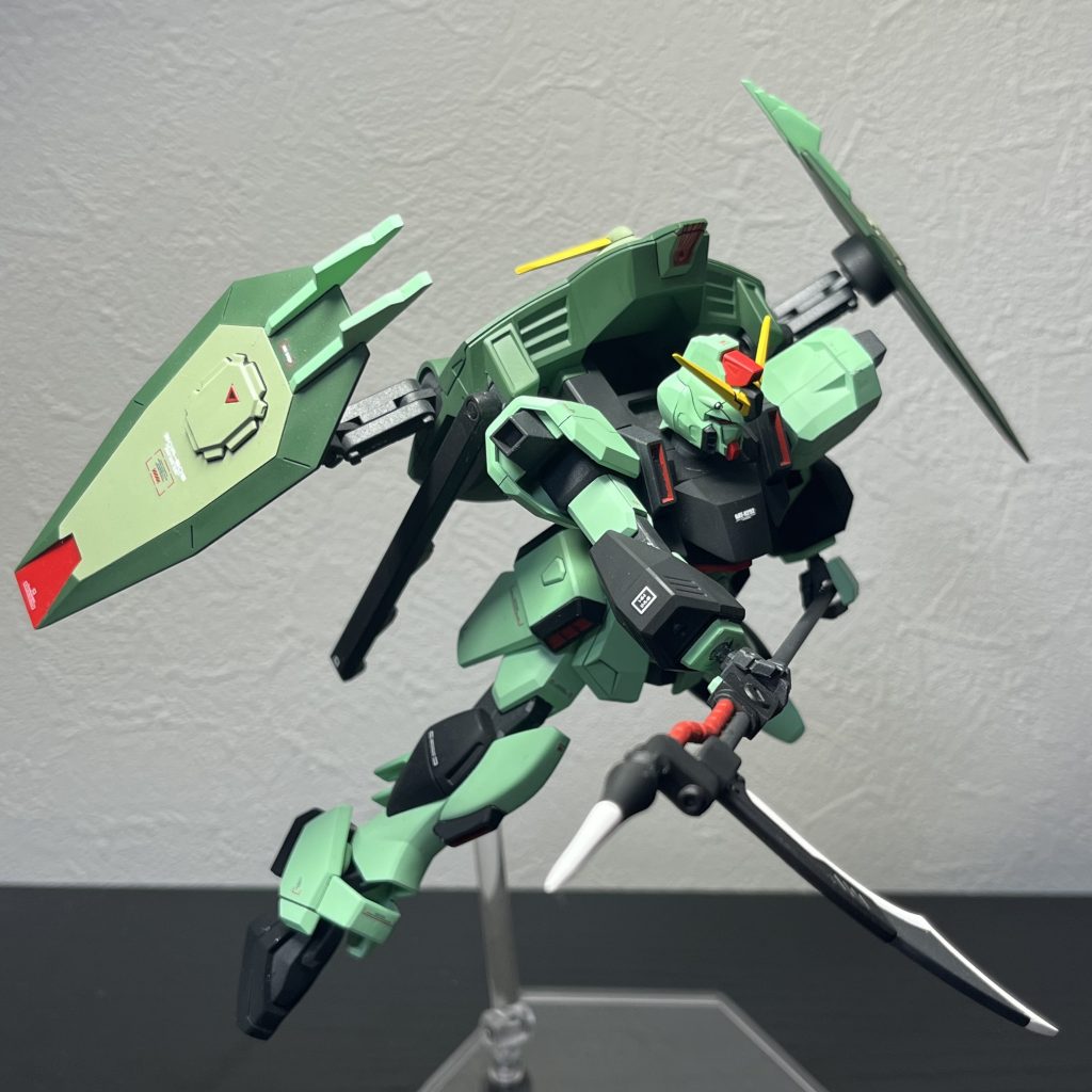 肩が跳ね上がるように肩の軸を斜め上に角度変更。