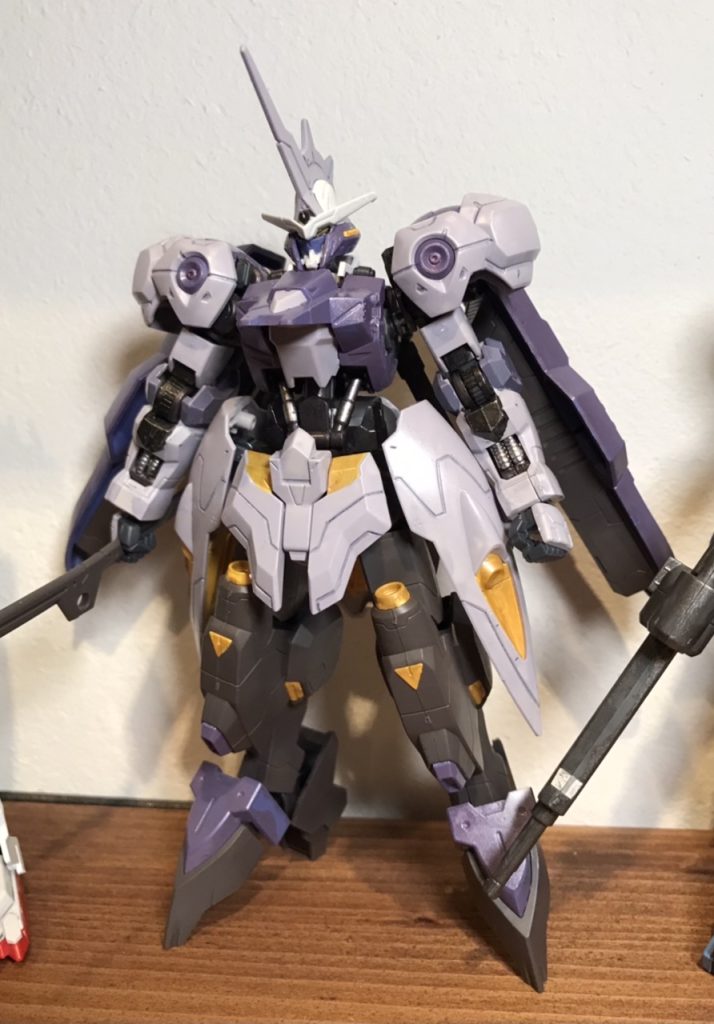 脚部は成形色が良い色合いだったので、無塗装。