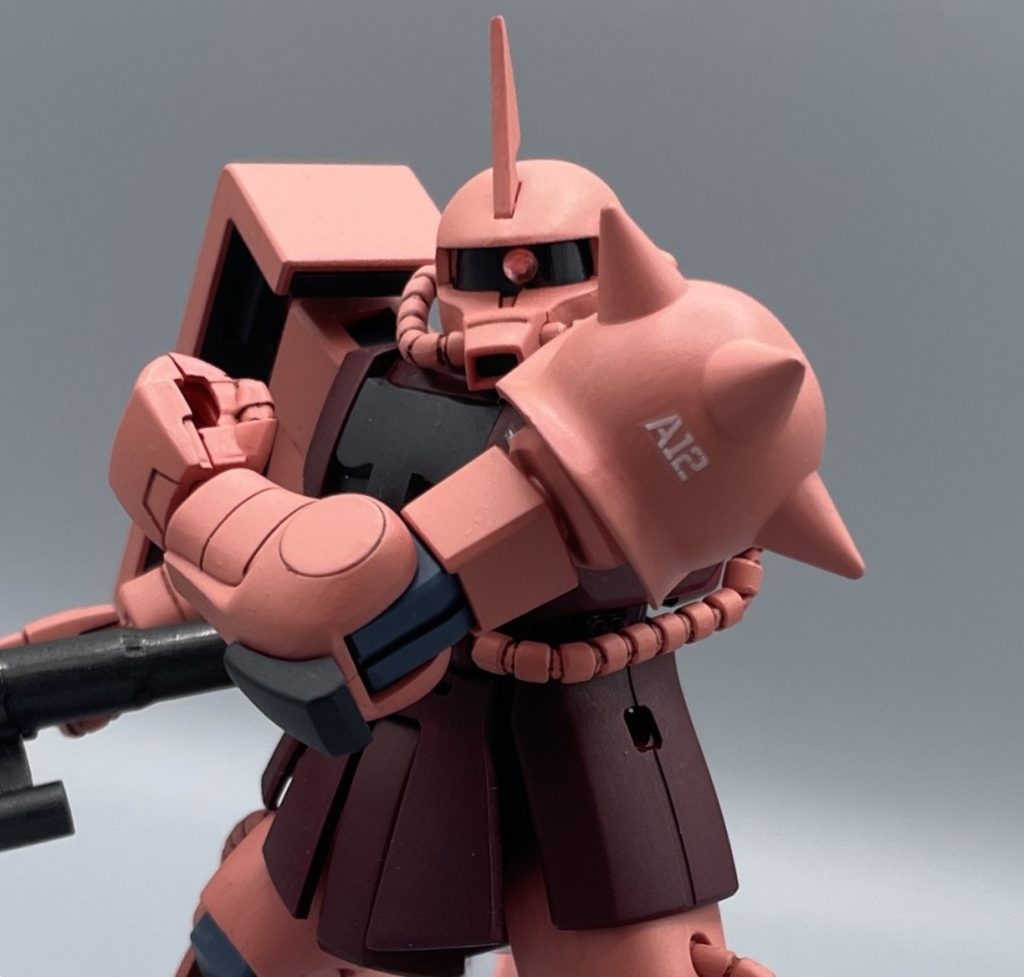 不慣れなパイロットめ、行くぞッ！！　シャアがショルダータックルで迫ってくるシーン。アムロ視点だとめちゃくちゃ怖いですよね。