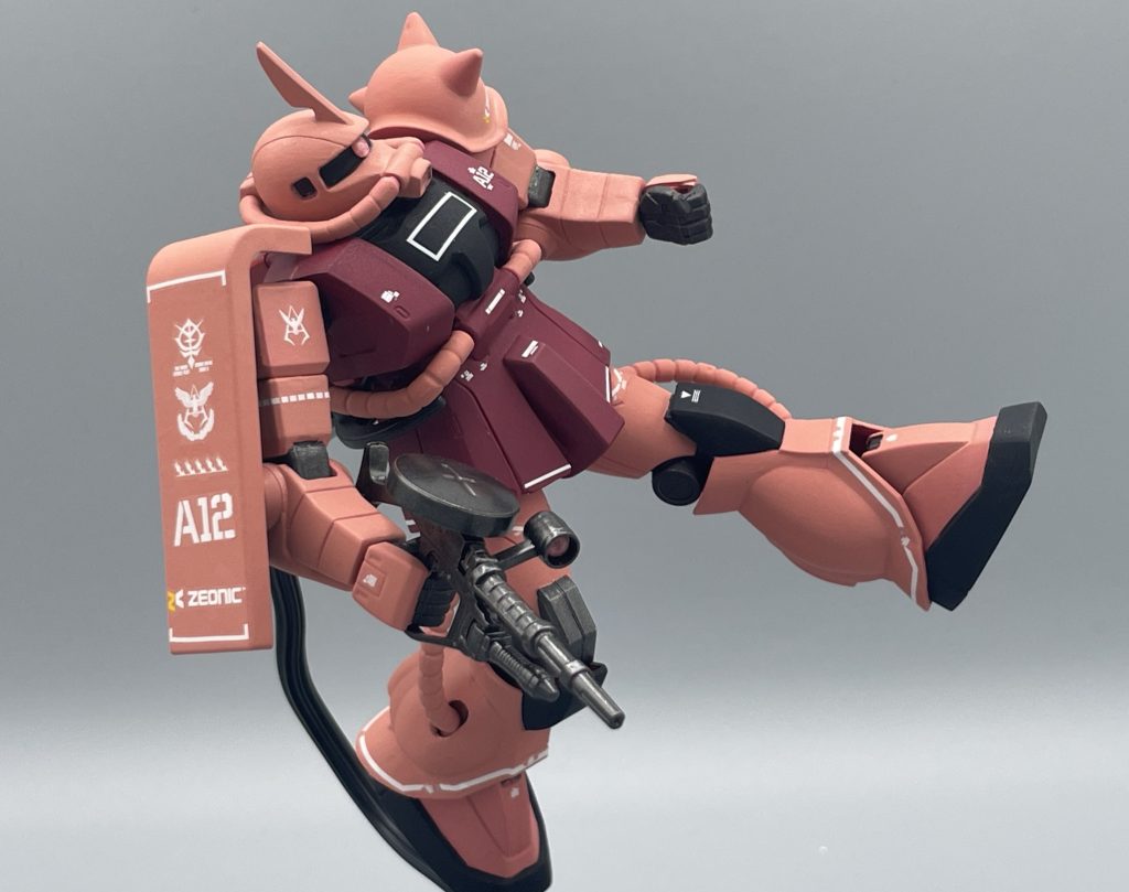 シャアキック！！！　当然キックが決まるような可動範囲はありませんので、スタンドで角度を工夫して“それっぽく”キックするだけしか出来ません。