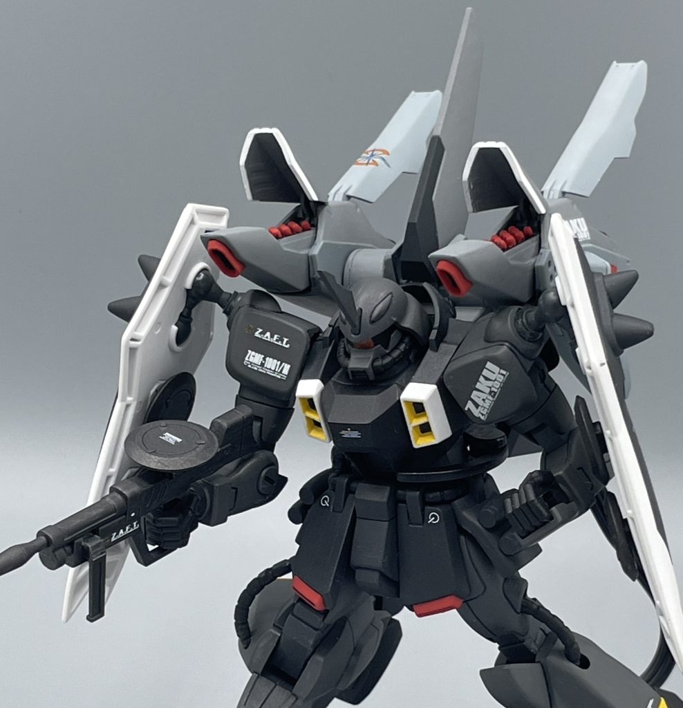 AGM138ファイヤビー 誘導ミサイル ブレイズウィザードの代名詞とも言える武装。ミサイルポッドがガパッと開いて、無数の誘導ミサイルを撒き散らします。弾幕形成に使われましたが、これだけの量のミサイルが誘導されて飛んで来たら、普通に脅威になりそうです。