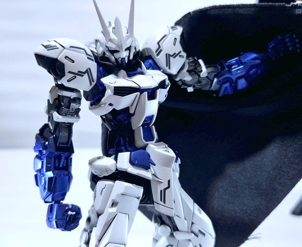 マントをなびかせて…