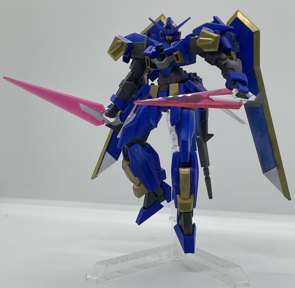 両肩のビームブーメランは着脱可能。接近戦はもちろん、MS形態での貴重な間接攻撃手段ですね。