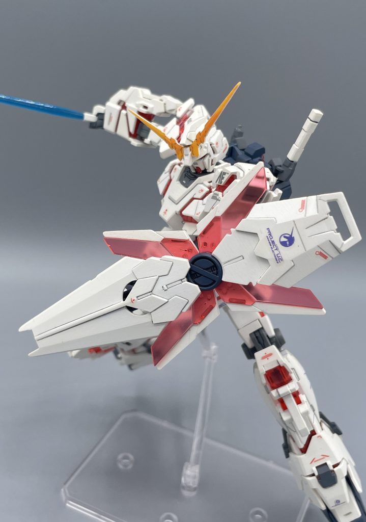 シールド Iフィールドジェネレーターを内蔵した凄いシールド。初出時には、このシールドが終盤に凄まじい活躍をすると言っても、誰も信じなかったことでしょう。 この画像が、装甲部とサイコフレーム部の質感の違いが1番分かりやすく出ています。マーキングは、ユニコーン用の水転写デカールを使用しています。個人的な感想ですが、このデカールセットに”パープル”を取り入れた人、天才!だと思います。デストロイモードのカラーリングとの親和性が高すぎる。考えたバンダイの人に、最大級の賛辞を贈りたいです。