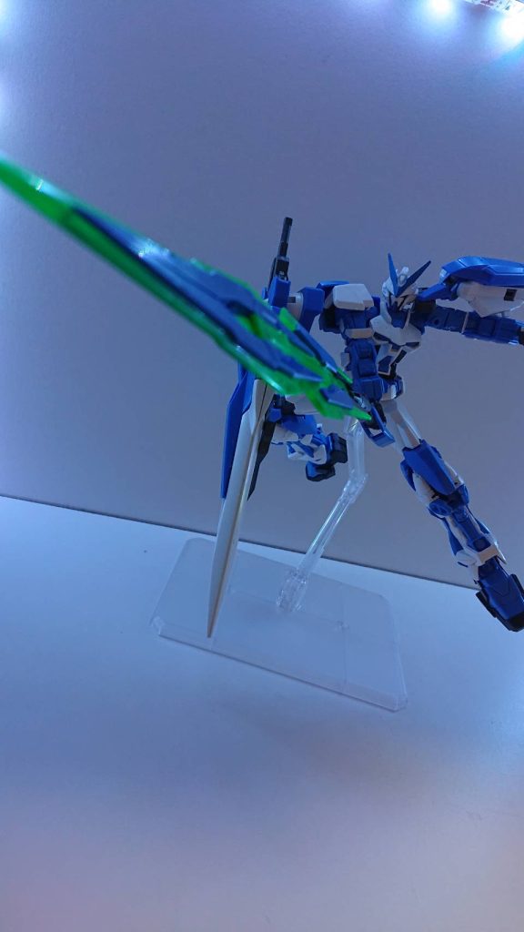 GNソードⅤのソードモードにGNソードビットを合体させGNバスターソードとして運用が可能。巨大な刃で、敵を一刀両断にする。