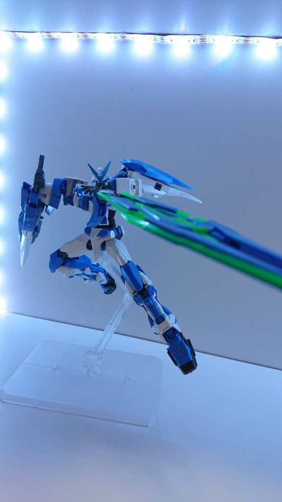 GNソードⅤのライフルモードにGNソードビットを合体させることでバスターライフルとして運用が可能。強力なビームを発射することができる。