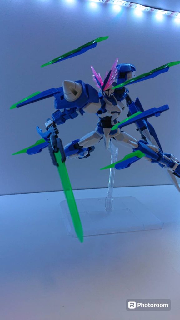 GNソードビットは個々に運用が可能。頭部からビームを射出しビームアンテナを使用し制御か可能。