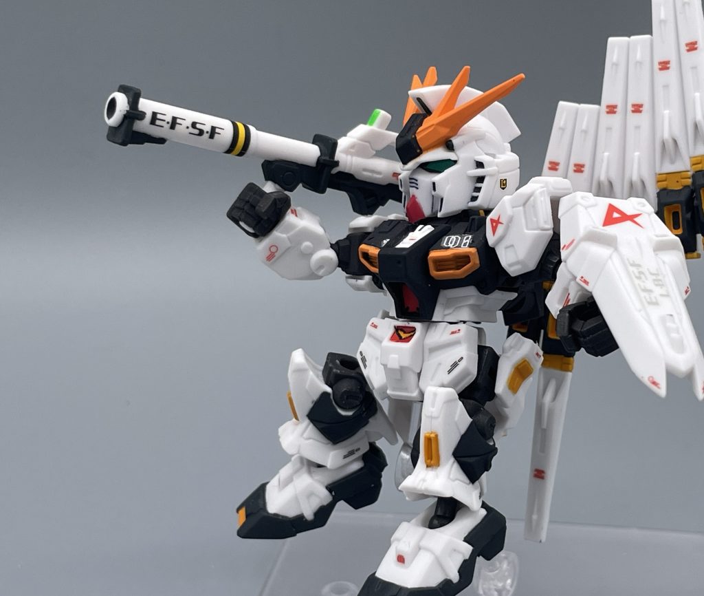 ハイパー・バズーカ! 黄色と黒のラインがお気に入りです。このラインは以前作ったHGUC版にも入れたので、並べると親子感が出て可愛いです。