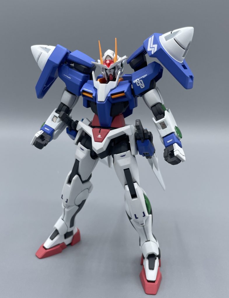 GN-0000 OO GUNDAM ソレスタルビーイングが、アニメ1期~2期の間にかけて開発した第4世代モビルスーツ。エクシアとオーガンダムのオリジナル太陽炉を2基搭載した、ツインドライヴシステムを搭載しています。 パイロットは、もちろん刹那・F・セイエイ。なのですが・・・1期終盤のアルバトーレ、グラハム・エイカーとの死闘を経て、刹那は行方が分からなくなっていました。その間、なんと4年間!  その間にも世界情勢は見る見る動きを見せ、国連軍は地球連邦平和維持軍として統合され、世界は一つにまとまったかに見えました。しかし、その地球連邦平和維持軍には、「アロウズ」と呼ばれる独立治安維持部隊が存在しました。このアロウズには強大な権限が与えられており、反連邦組織と見做された組織には、武力を行使した非人道的な粛清が行われました。 こうした世界情勢を見て、4年間の沈黙を守ったソレスタルビーイングは再始動します。ダブルオーガンダムを開発しながら。刹那自身はというと、なんとエクシアを自力で現地改修し”ガンダムエクシアリペア”として戦いを続けていました。 「そんなこと出来るなら、何とかしてトレミーに合流できるやろ!」という視聴者のツッコミを忘れさせるほど、儚くも永久に厨二男子の心をくすぐるエクシアリペア・・・。カッコ良過ぎる機体ながらも、アロウズの最新MSには到底歯が立たず、刹那は新たなる愛機・ダブルオーガンダムと運命の出会いを果たすのでした。