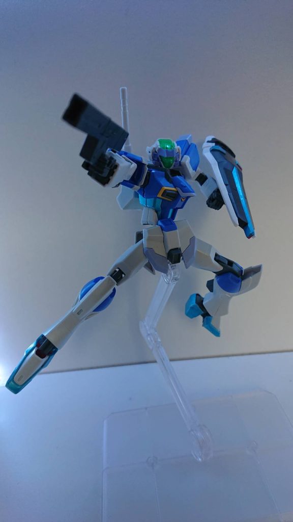 ビームライフルは小型となっており、機体のエネルギーからビームエネルギーを供給して運用する。