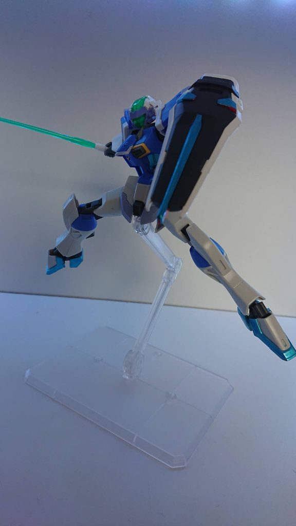 ビームサーベルはバックパックにマウントされている。ビームサーベルの発光する色はエネルギーが抑えられている緑色になっている。