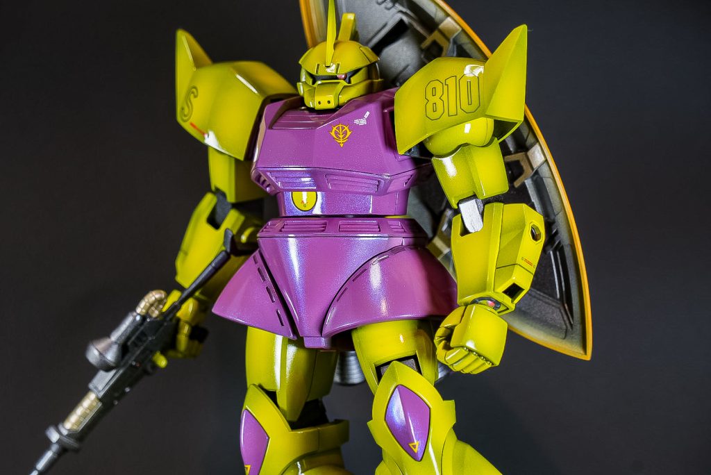 紫のところは薄くクレオスのサファイアパールを吹いてるので偏光塗料のように角度によって色が変わります。