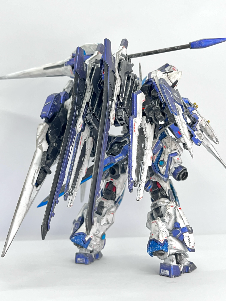 ・ラスグアガンダムMk-IIIピュリキウスMk-IIIが現状持つことの出来るすべての近接武器を搭載した決戦仕様。追加バックパックに加え、腕部武器に搭載されたGNドライヴによって積載数がMk-Iと同じく5基となった。莫大なエネルギー量を持って敵陣に突撃する。ピュリキウスとはラテン語で「剣舞」という意味です。各種武装を切り替えて舞うように戦うだろうと思いこの名前にしました。バックパックのベースにしているのはシナンジュスタインとリバーシブルのバックパックです。これだけ武装を積みまくってなお自立するラスガンMk-III…一体何なんでしょうね(困惑)