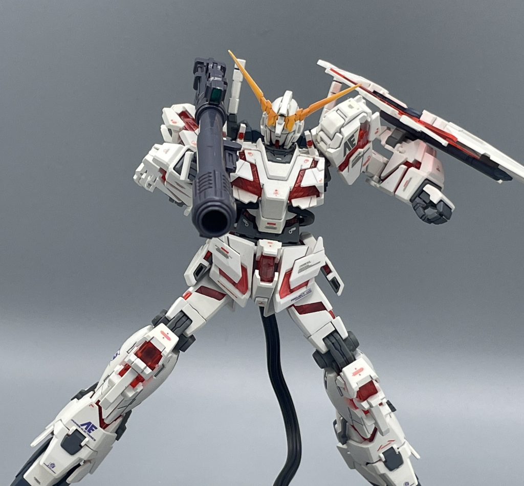 ハイパー・バス―カ ガンダムにバズーカはお約束の武装です。バズーカ自体も大ぶりに作られており、デストロイモードによく似合っています。 しかし、この【デストロイモード】には、ハイパー・バス―カは付属しません。どうしたら良いかって?【ユニコーンモード】を買えば付いてくるよ。やるな、バンダイ!それが企業ってものだものな。  “付いてこない物”が多すぎるだろデストロイモード!(笑) おもちゃ販売事業のことを思えば、デストロイモードに全部つけちゃったら、ユニコーンモードなんて誰も買わn・・・。げふんげふん。 ジム大好きマンな私は、ユニコーンモードも大好きなんですが。そりゃデストロイモードと比べられたらキツイですよね。となると、ユニコーンモードだけに備えられた“旨味”が必要になるわけです。 両方のキットを揃えたら、幸せになれます。みなさん、良いですか?両方のキットを揃えたら、幸せになれます。ユニコーンガンダムを買う時は、セットで購入いたしましょう。