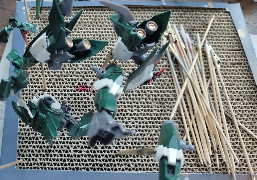 とりあえず傷をつけた後、部分塗装でバーニアの中を塗ったりしました♪ちなみに傷は、深い傷ははんだごてで、それ以外はヤスリやニッパーで傷つけました。