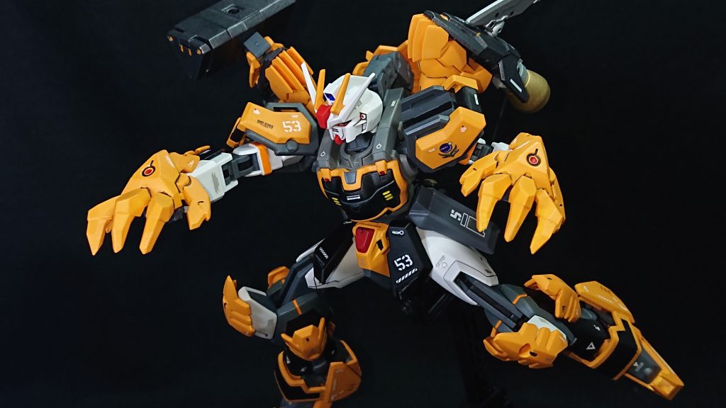 今回のお気に入りポイントは“追加アーマー”と“機体カラー”です虎らしさを出すために追加アーマーとして30MSのオプションパーツセット1(スピードアーマー)を2セット使用しています肘や膝など各所に追加してみましたが特に工夫したところは足パーツの使い道で、そのまま足として使用するのは難しかった為バックパックにブースターを追加する際にそのブースターと組み合わせてみました違和感なく落とし込めたので気に入っていますw機体のメインカラーはブリリアントオレンジとブラックにしてみましたこれまで差し色として多用してきた色ですがメインカラーにしたことはあまり無く、ストライク改造では0だったので今回メインカラーとして使ってみました黄色系の色がメインカラーのストライクが極端に少ないので今後はもう少し意識して塗装していきたいと考えています      では、最後までご覧いただきありがとうございました