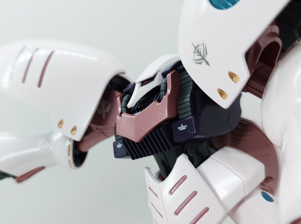 メインカメラも爪楊枝で塗装しています。アップにしないと写りませんが…(zaku-kao4)