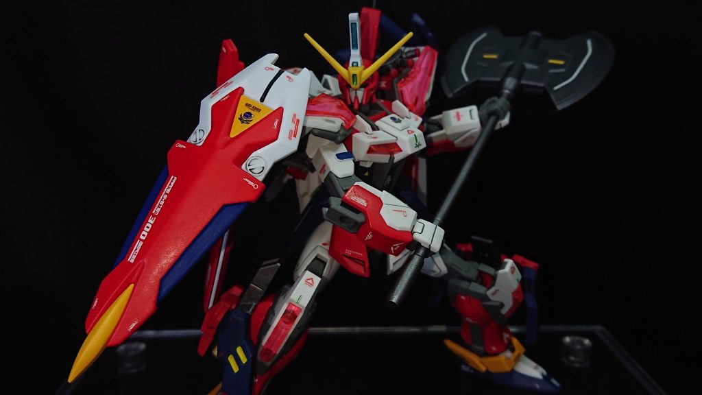 今回のお気に入りポイントは“肩のシールド”と“ファイター”です防御特化ストライクの名残で付けた肩のイージスシールドですが、思いのほかしっくり来ていて好きですねw特に大斧を振りかぶった時に機体を守るように前に出てくる感じが良いですねw当初予定していた防御特化のストライクからはズレてしまいましたが、おかげでファイターに目を向けることができましたファイター自体も納得のいく格好いい機体にすることができましたし、新しい改造路線を開拓できたことが何よりも嬉しく思いますw今後はファイターのバリエーションも増やしていきたいと考えていますでは、最後までご覧いただきありがとうございました