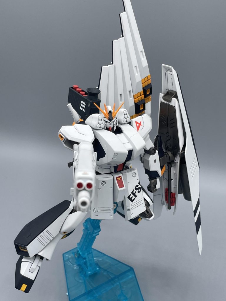 肩部ミサイルランチャー グリプス戦役以降のミサイルなら、どんなミサイルでも装備可能なミサイルポッドらしいです。右肩には通常弾、左肩には照明弾みたいな使い分けも出来るのかなぁ。 こうしてみると、胸部装甲の分厚さが凄いですね。説明書には、胸部装甲にはIフィールド搭載やサイコフレームの内蔵なども考えられていたそうです。もうこの機体を倒せる奴いないだろ。