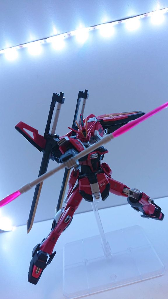 インフィニットジャスティスの武装であるMA-M02G シュペールラケルタ・ビームサーベルを追加装備されている。2本の柄を接続して両剣状態とする連結機構「アンビデクストラス・ハルバード」にすることもできる。