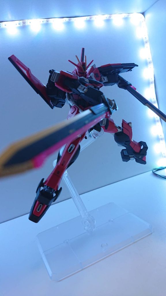 ソードインパルスガンダムから引き継がれた武装のMMI-710 エクスカリバーレーザー対艦刀を二個装備している。柄同士を連結させた「アンビデクストラスフォーム」にもできる。