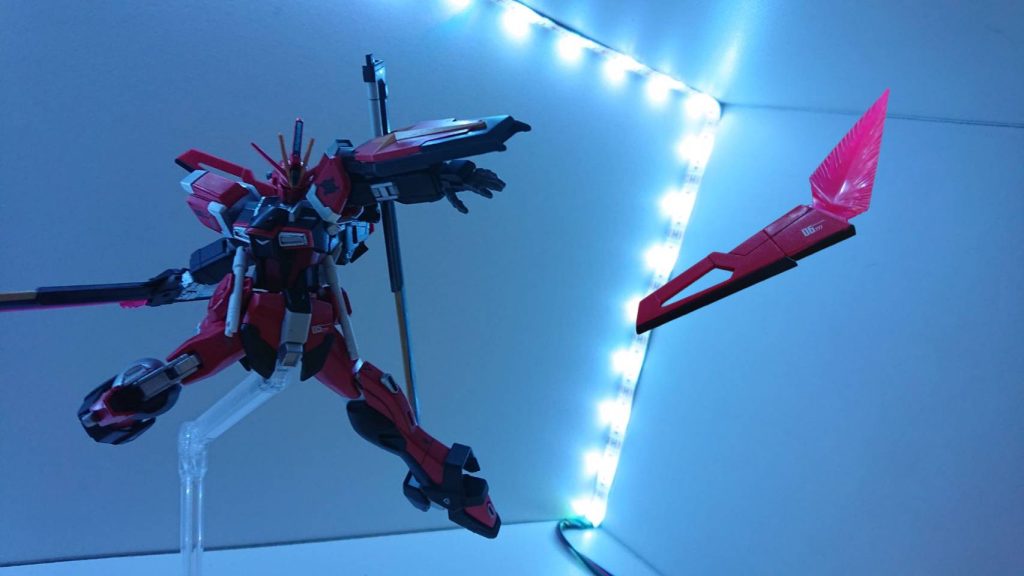 こちらもソードインパルスガンダムから引き継いだ武装のRQM60 フラッシュエッジビームブーメランを装備。2つのブーメランの本体部分を結合する事でビームではなく実体の刃を持ったブーメランとして使用する事もできる。