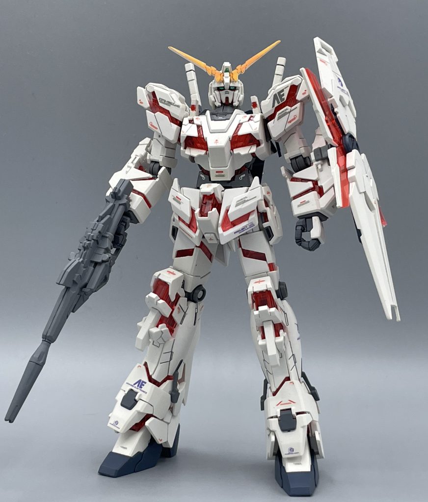 ユニコーン立像  このユニコーンガンダムの発売年は2009年であり、今から15年も前に発売されたキットです。また、記念すべきHGUC 100体目を飾るキットでもあります。時の流れが速すぎて、刻の涙をみた・・・ 認めたくないものですが、このキットも古いキットになっておりますので、可動範囲は決して広くなく、ポージングにはやや苦戦するかもしれません。なので、「これは立像なのだ」と自らに言い聞かし、素立ちで飾るのも一興。カッコいいと思います。 キットの成形色は、白馬の騎士を思わせる純白のホワイトなのですが、私は好みで“ややクリーム色”にふっています。個人的にはサイコフレームのクリアレッドとの相性もよく、カッコよくまとまったかなと思います。