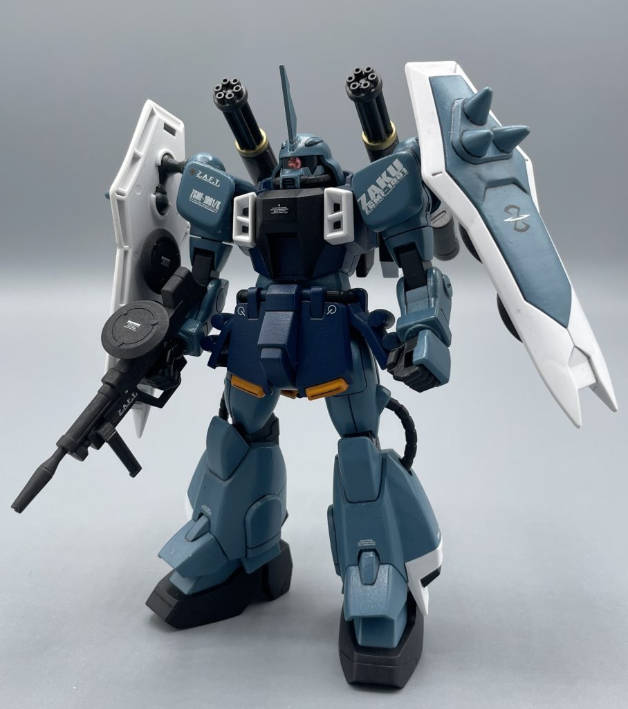 ZGMF-1001/K  SLASH ZAKU PHANTOM 機動戦士ガンダムSEED DESTINYで、イザーク・ジュールが搭乗した機体です。前大戦ではガンダムタイプに登場していたイザークが、ザクに乗るということに何故か胸がアツくなりました。ちゃんと職業軍人やってんなー(しみじみ)という感じ??(笑) 前大戦の民間シャトル撃墜の件で、軍事裁判にもかけられることになりますが、デュランダル議長の計らいもあり、大きな御咎めはナシ。一部隊を任されるほど出世し、ディアッカやシホといったパイロットたちと行動を共にしました。