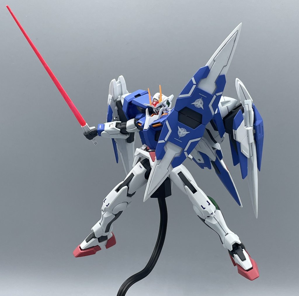 GNシールド　ダブルオーライザーの両肩に備えられたシールドです。２枚のシールドは、画像のように連結させて大型シールドにして運用することも可能です。　なお、このシールドの素材には高強度を誇るEカーボンが用いられ、GNフィールド効果を付与させたことで、完全防御の盾になっているそうです。　「最強のホコVS最強の盾」を地で行くような機体ですね(笑)