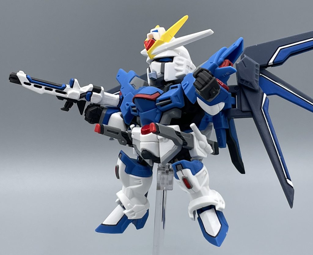 MMI-M2020ヴァイパー3レールガン フリーダムの代名詞とも言えるレールガン。劇中でも多用され、デストロイのビーム発射口に真っ先に打ち込んだり、ウインダムをボロボロにしたりと大活躍したのが、このレールガンでした。 このレールガンはなんと「イモータルジャスティス拡張セット」に付属します!?なんてこったい。ライフリの武器なのに、イモジャのセットに付いてくるたぁ、いったいどういう了見なのでしょう。 しかも、差し替え式EXパーツなんだったら、もう少し長めに造形してくれても良かったんじゃないかなと感じてしまうのは私だけでしょうか。 この状態を再現するには、ライフリ本体×ライフリEX×イモジャEXの計3商品が必要となり、715円×3個=2,145円という、「ちょっとしたHGが買える価格」になってしまいます。これを安いと取るか高いと取るかは、個人の評価が分かれそうです。私的には、ちょっと高いと思います。