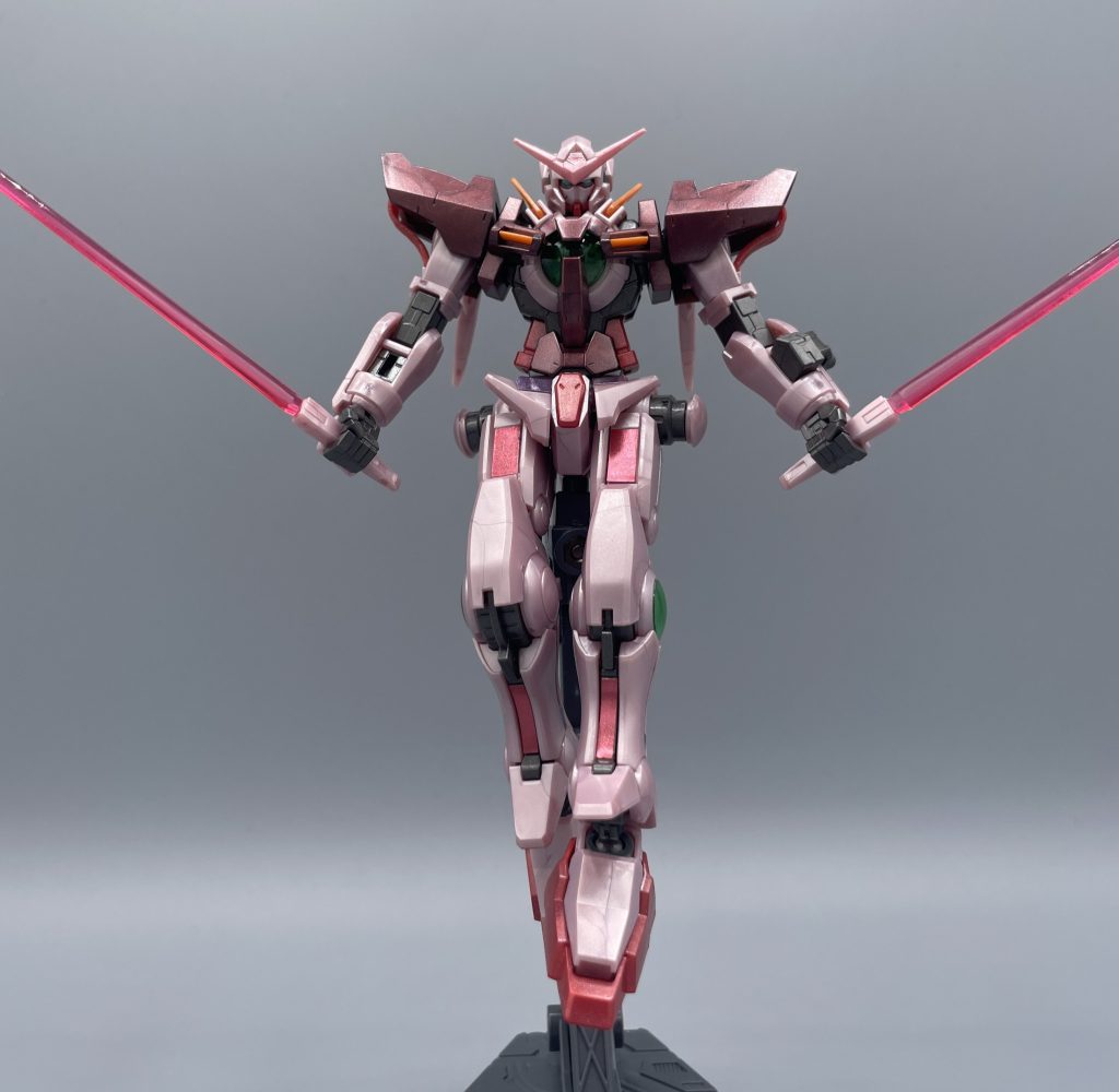 GNビームサーベル エクシアのトランザムと言えばこれですよね。サーシェスに追い込まれて、誰もが(もう駄目だ…)と思ったその瞬間! イオリアから「新しい顔よ!」と託されたトランザム。これまで劣勢だったのに、サーシェスをボッコボコにする爽快感たるや!燃えましたね。 ※ところがギッチョン!!※ このキットは「HGガンダムエクシア」のカラバリキットですので、ビームサーベルは1本しか付いてきません。しかも、クリアパーツではない、トランザムピンクの棒が付いてくるだけです。 なんてこったい!このシーンを再現するには、HGヴァーチェやAGE系キットからクリア刃を貸してもらう必要があります。 なんてこったい!