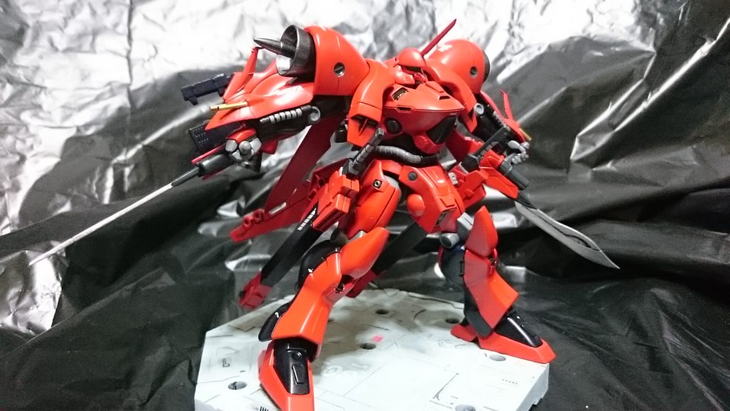 頭部はガンダムヘッドだが、外装としてガーベラの頭をつけて偽装している。緊急時や破損の際にはガーベラの頭が外れてガンダムヘッドが露出するが、これによって機体の性能の変化は全くない。ただの視覚的な威圧感が増す程度である。