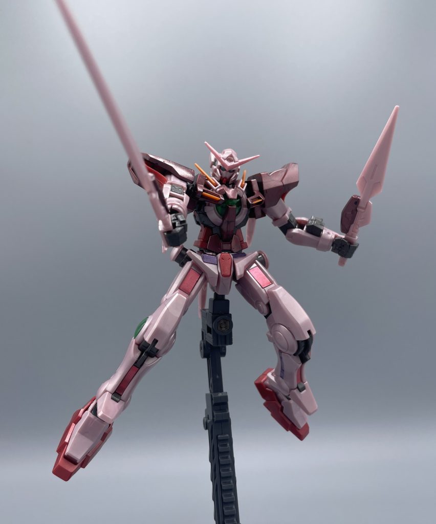 GNロングブレイド&GNショートブレイド トランザムを使うと、一時的に機体が大幅なパワーアップを果たす反面、機体内部の粒子が底を付くと、機体は著しくパワーダウンを強いられます。 トランザムシステムは、いわば「諸刃の剣」とも言える代物でした。