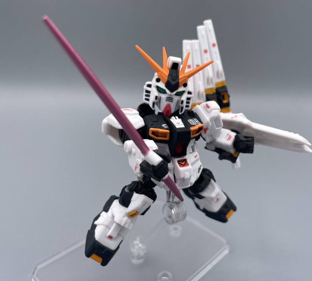 ビームサーベルは、再録であるSPver.では、上下のビーム刃ともにメタリックピンクで塗装されています。股間部・足裏等に3mm穴が空いているので、各種アクションベースに対応します。