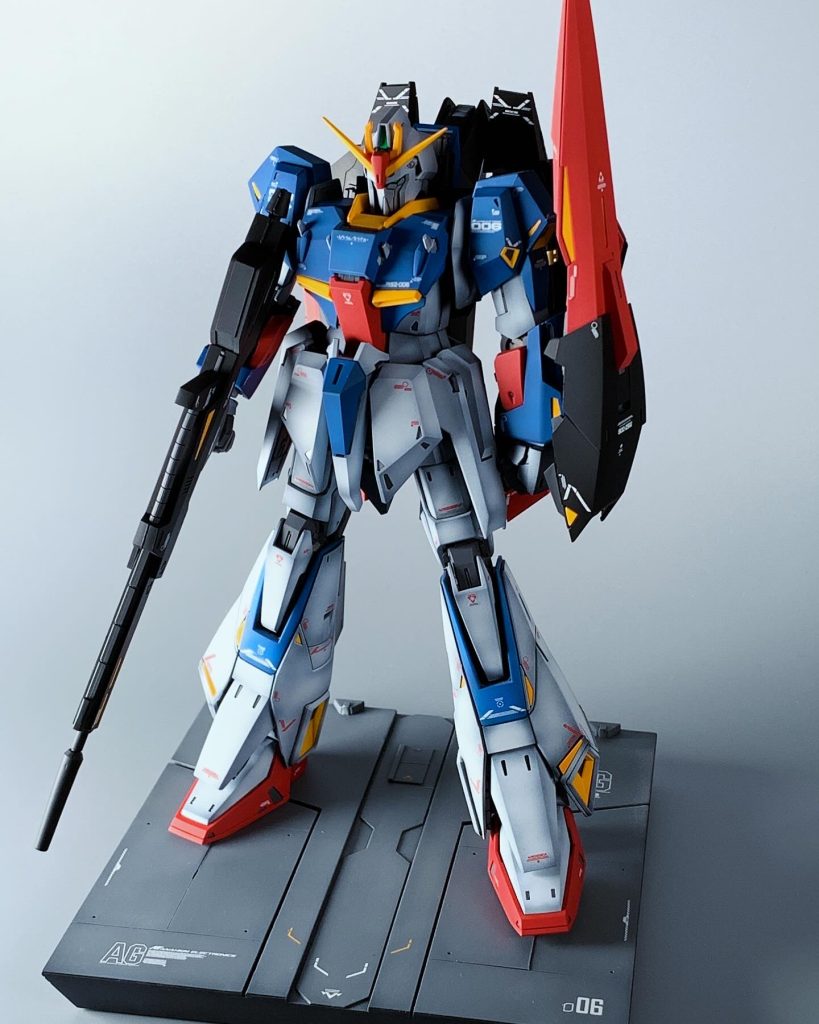 Zガンダムの塗装は青 メカサフライト→インディーブルー→インディーブルーに白を混ぜてハイライト赤 下地忘れました→Mr.カラーのRLM23レッド黄 これも下地忘れました→ビビットオレンジ→イエローでグラデーション白 メカサフ→グランプリホワイト黒 Mr.カラーの黒とフィニッシャーズのカーボンブラックマットを使い分けしました。トップコートは全てEXフラットクリアープレミアムの艶消しを使用デカールこんなに貼ったの初めてでかなーり時間かかりました。これからも地道に制作を頑張っていこうと思います。ご視聴ありがとうございました!Zガンダムは良いものだ!
