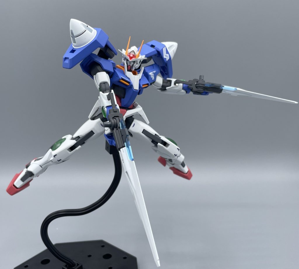 GNソードⅡ・ソードモード 刹那の機体と言えば、やはりソードモードが似合います。エクシアのGNロング / ショートブレイドを発展させた武装なので、よく斬れます。 しかし、エクシアに心を奪われていたグラハム親衛隊の我々は、”なんか物足りない”感を拭い去ることが出来ませんでした。しかし、その物足りなさを払拭する機能が、この二振りの刃には備わっており・・・。 そして、最終決戦には”あの大剣”も装備して臨むことになります。その紹介も、またいずれ・・・。