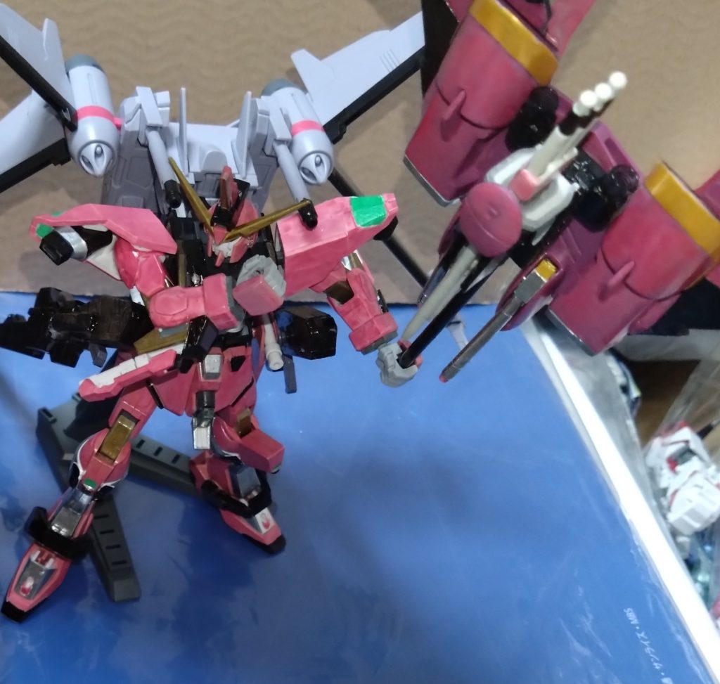 スペランツァジャスティスは手にファトゥムを、背中に弐式のフォランテスを装着。機動力の低下がこれにより補うことができたのである。 「行くぞ、スペランツァ!」 猛スピードでレクイエムへと向かうアース。ここでレクイエムは発車態勢に入った。 そして…… 「俺達は生き残りたいんじゃない!生きたいんだ!!これはその為の力だ!!」 スペランツァジャスティス、追加された超大型剣『グレートソード』によりレクイエムを真っ二つ。レクイエムの破壊に成功。 と、同時にシンとアスランは残っていたヴェイガンギア・シドの撃破に成功していた。 これで、この世界での戦いは終わりを迎えた……。 『コピーズ、全滅を確認』『シン君のイモータルジャスティス、アスラン君のインフィニットジャスティス弐式もブレイクアウトしたわ。それにしても、3機のジャスティスが集結するなんて……』 ユノ達がそう言うのも無理もない。今回はそれ程凄い戦闘だったのだから……。 彼女達がそんな会話をしている頃、アースは今回の戦闘で初搭乗したスペランツァジャスティスの改修機について幾つか口にする。 「以前より格闘武装が増えたのは良いが、やはりファトゥム自体を武器にすると機動力が落ちるのが気になる。しかし、最後でアスランの弐式のフォランテスを装着したことでこの問題を解決できるとは……」 アースはライバル(自称)の手を借りたことに複雑な気持ちとなっていた。彼もそろそろ帰還……かと思ったその時、あることに気づく。 「あっ!フォランテス……返してない」 アースはスペランツァジャスティスの背中に残ったフォランテスの存在に気づいた。C.E.の歴史に影響が出る様子はないとサクラは説明し、アースは今回の戦闘での戦利品としてそのまま貰うのだった……。 「まだ未完成の機体だが、いつか完成体になる。その時は俺とお前で彼女、ティアを救おう……。涙を流す彼女の救う、それが俺達の戦いだ!」 『えーっと、そう言うのは私達が聞いてないところで言ってくれると……』 アースの恥ずかしい独り言はまたしても聞かれていた。 『機動時空転移 ガンダムリベロ 第21話:3機の正義(ジャスティス)−後編−』 と、ストーリーはここまで。 やってみたいこと、それはイモータル、弐式、そしてスペランツァのジャスティス3機を集結することでした!また、今回のスペランツァに弐式のフォランテスを装着することも。