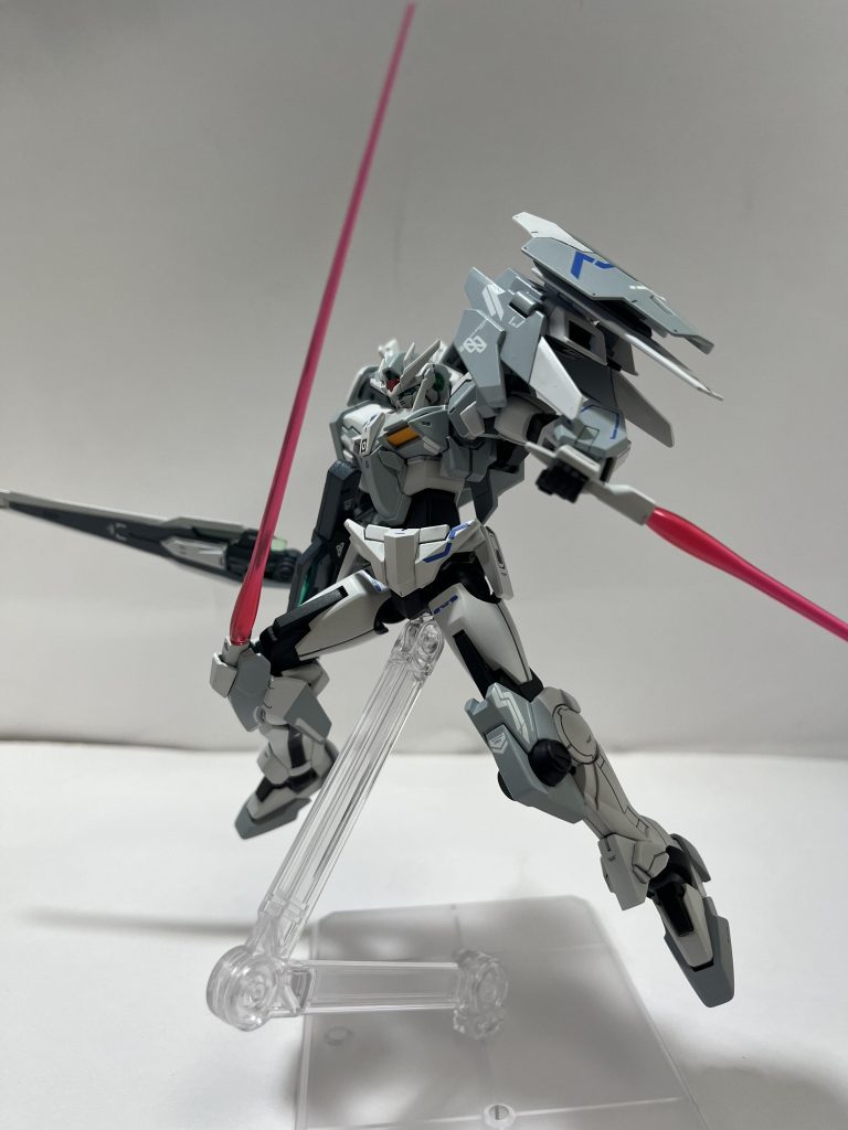 一部兵装はパイロットの希望に沿ったものになっていて、この膝部に搭載されたビームサーベルも該当する。ここは以前のダブルオーダイバーアークIの投稿に出てる製作途中の俺ダブルオーとの繋がりを作るための工夫の一部ですね。あとは肩のデザインも寄せています。