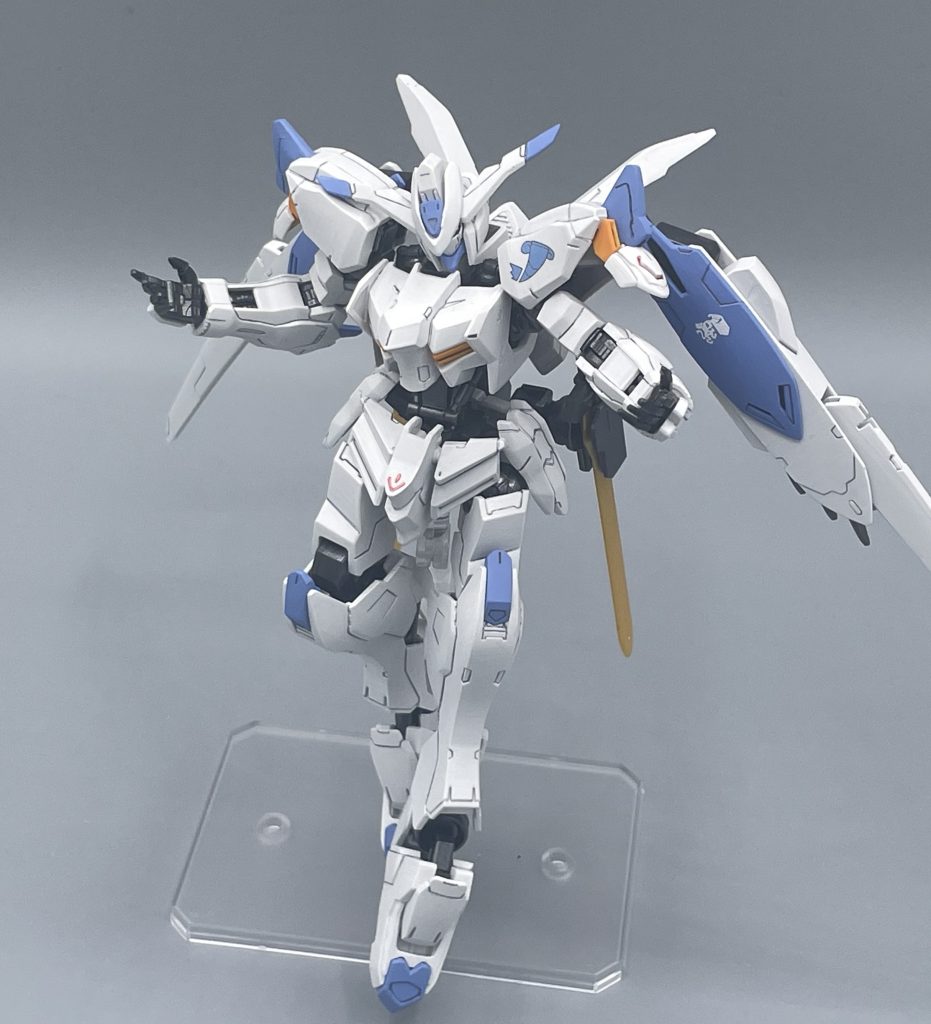 目覚めの時だ…バエル…。　マクギリス・ファリドによって、ついに目覚めたガンダムバエル。めちゃくちゃカッコいいですね。武装は２振りのバエルソードと、翼状スラスターに申し訳程度に装備された２門の電磁砲のみしかありません。少ない武装で、高機動して無双する。アグニカは男の子ですねぇ！　キットの出来は申し分なく、塗装以外に手を加えた部分はありません。特徴的な左肩の角笛マークは、付属のシールではなく、ガンダムデカールを使用しています。また、成形色の青色は、私のイメージよりも濃すぎる気がしたので、淡めのブルーで塗装しています。
