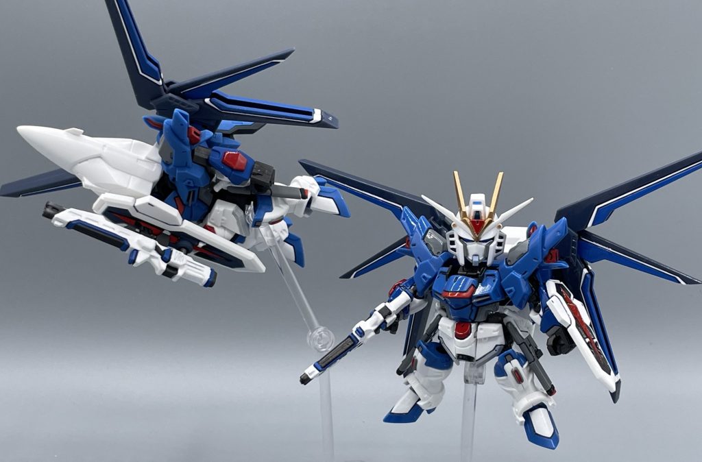 二機あると、MS・MAの両形態で並べられて良いですね。 MS形態が装備しているのが小さい版ライフル&シールドで、MA形態が装備しているのが大きい版ライフル&シールドです。MA形態にしたとき、パッと見の見栄えは良いですけど、小さい版でも十分な気が私はします。