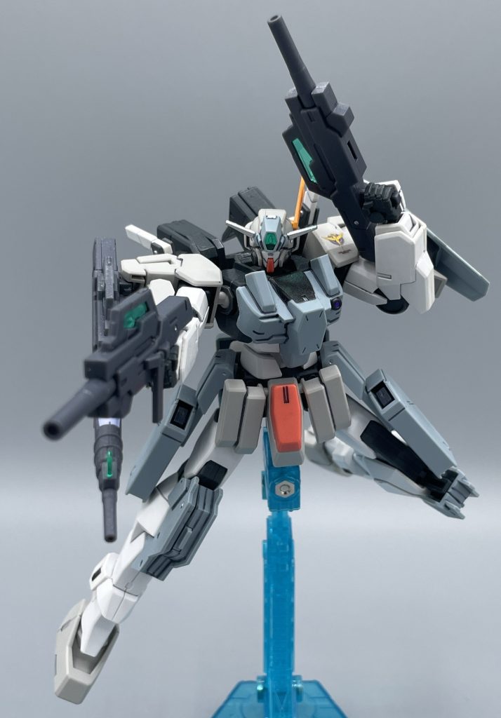 GNサブマシンガン　サーガ用に新たに装備された新兵装で、普段は両ひざにマウントされています。スナイパーライフルⅡの三連バルカンモードと同等の威力を誇り、マシンガンらしく弾幕形成としての運用も可能です。 