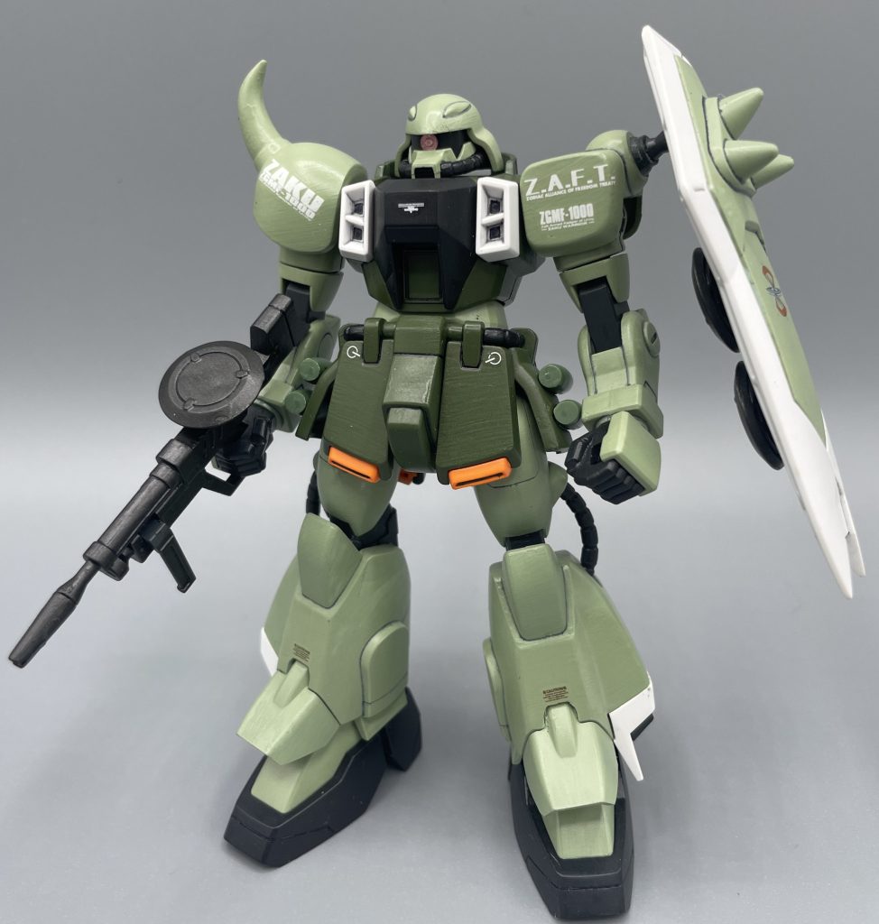 ZGMF-1000 ZAKU WORRIOR ガンダムSEEDで、まさかのZAKU!ザク!? 機体情報がリリースされた時、それはもう盛大に盛り上がりました。悪い意味で(笑) いくらSEEDが21世紀のファーストガンダムだからって、「ザクはないだろザクは!」 と私の友人などはキレ散らかしておりました。先輩であるジンが、SEEDの世界観によくマッチしていただけに、「ザクは無いだろザクは!」運動に私も参戦していました。 しかし・・・。いざアニメが始まってみると、一瞬で手の平を返しました。カッチョエ~!!! だって、いきなりアスランがカガリを守るために王子様乗りするんだもん。なんか急に乗りこなして、普通にガンダムより強いんだもん。正直、デバフの嵐だったDESTINYで、アスランが最も輝いていたのは、この機体に乗っていた頃だったと思います。
