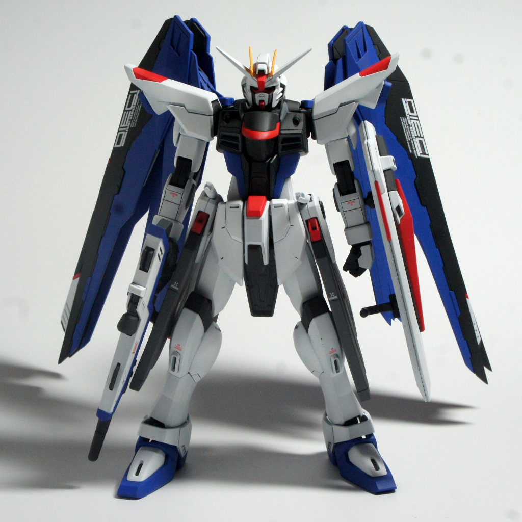 正面写真では全体的にビビットに感じますが、実際の色は全体的に白色が入っているのでソフトな色合いになっています。