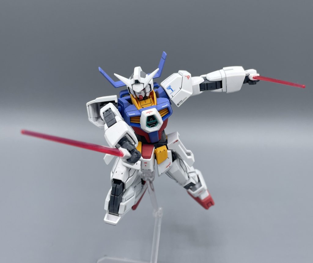 ビームダガーで斬りかかり。　ビームサーベルは両腰に１本ずつ装備されており、ダガー刃とサーベル刃が２本ずつ付属するのも嬉しいポイント。それで値段も安いってんだから、買っちゃいますよね。