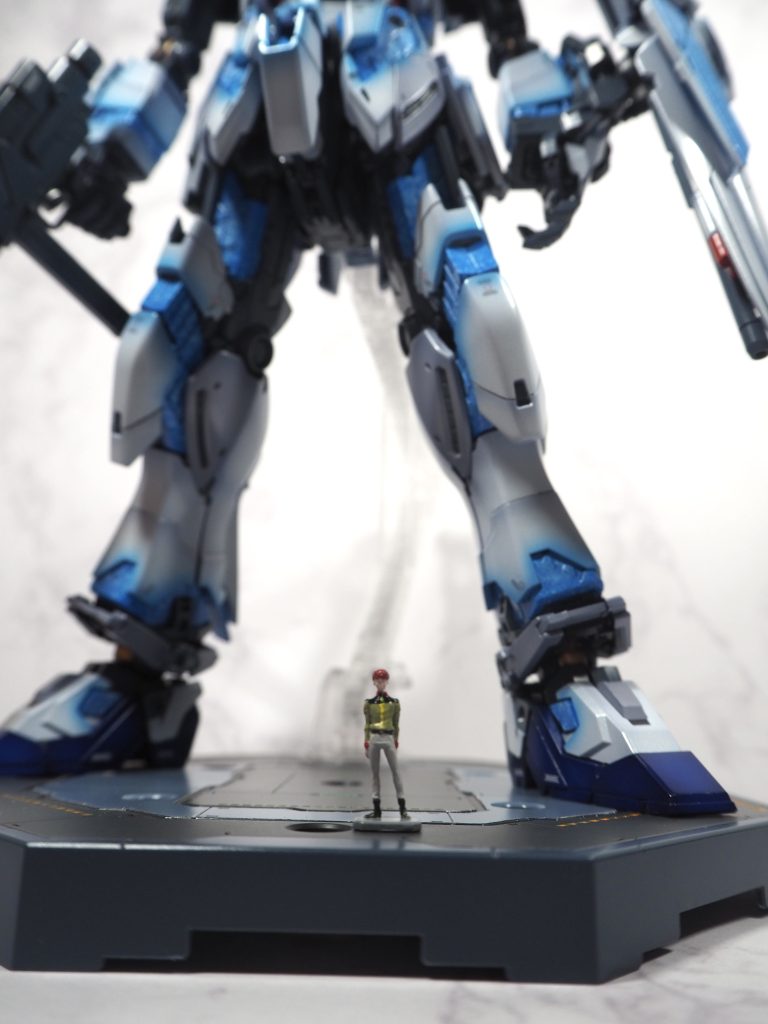 初めて一緒に付属するパイロットも塗ってみました。それっぽくは見えるかな。。スケール感が出て臨場感が生まれて良いので今後も塗ろうと思います。